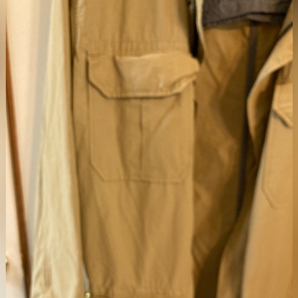 Men’s extra-large khaki colored jacket with pockets and front zipper. - Picture 4 of 5